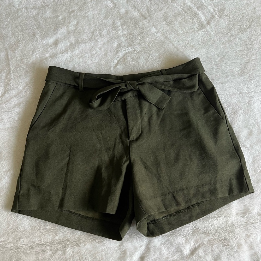 Banana Republic Women’s Tie Waist Green Khaki Shorts